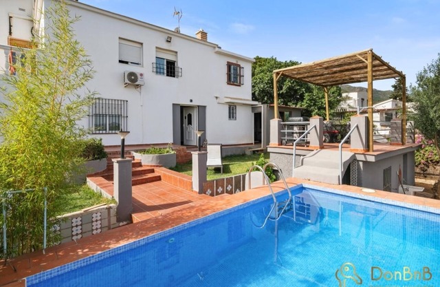 Maison de 2 chambres avec piscine privée et petit déjeuner inclus à Alhaurin