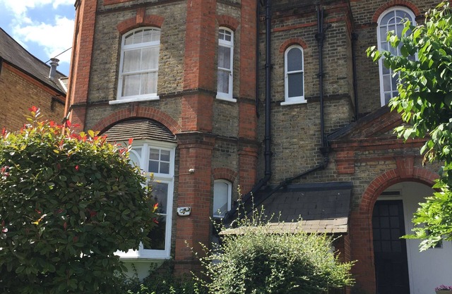 2 Bedroom Flat in Prime Wimbledon Village cul-de-sac location