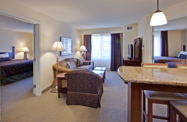 Accessible Suite à seulement 10 miles d'Indianapolis | Petit déjeuner gratuit + accès à la piscine
