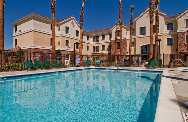 2 Bedroom | Free Breakfast. Outdoor Pool & Hot Tub