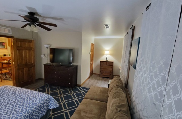 2 bedroom full kitchen washer/dryer 30 minutes to Holiday World Pet Friendly!