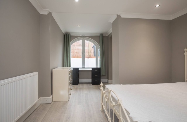 2 Bedroom Riverside Flat In Kingston , 1B