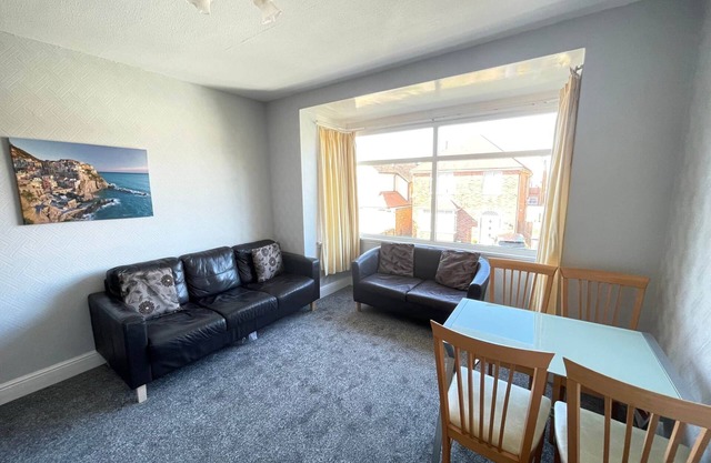 2 Bedroom Holiday Apartment - Flat 18