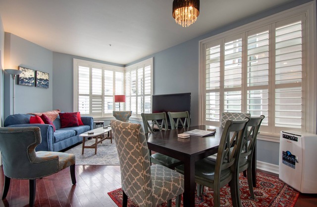 2 Bedroom Home in Downtown Seattle! King Bed/Secured Parking & Indoor Pool!