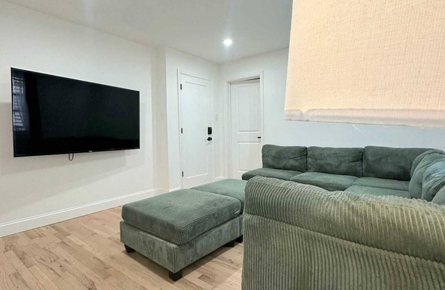 2-bedroom house in peaceful Newark with AC, WiFi. Relax and unwind