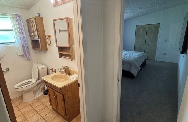 2-bedroom house with BIG YARD in Hudson