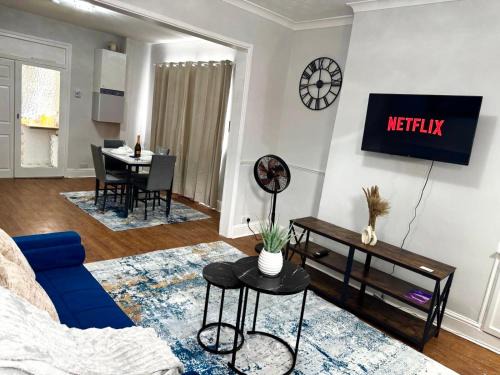 2 Bedroom House with Free Parking
