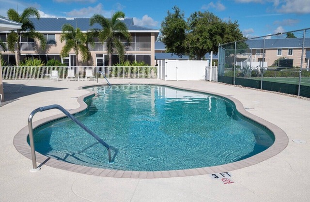 2-bedroom Lakeview condo in peaceful Rotonda West,Fl. Approx. 7 miles to beach.