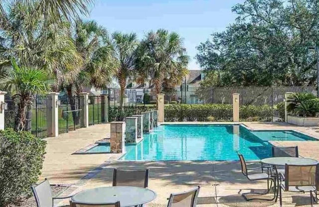2 Bedroom LSU Townhome|Gated Patio|Hot Tub|Pool