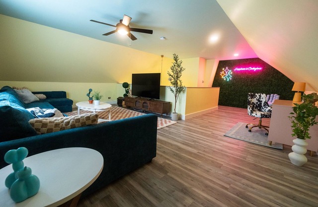 2 bedroom Pastel Loft 1 mi from Lake Michigan!