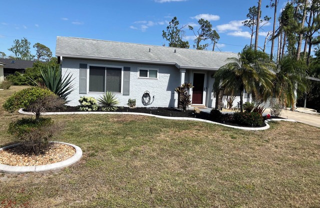 2 bedroom pool house Port Charlotte. Close to shopping.