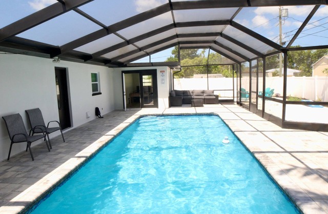 2 Bedroom Pool Home with Fire Pit & Games in Seminole