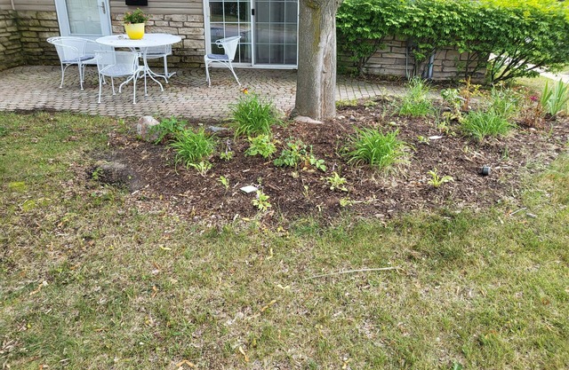 2-bedroom ranch apartment in awesome Manistee with WiFi, AC and pet friendly!