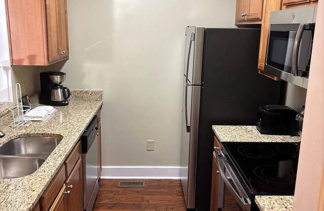 2-bedroom resort in amazing Williamsburg with fitness room, WiFi, AC, outlets
