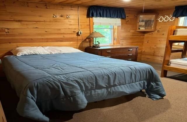 2 Bedroom Riverside Cabin in The Forks, pet friendly
