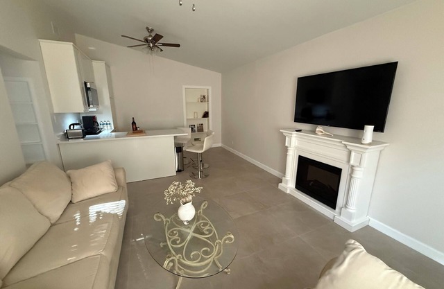2-bedroom secondary suite in lovely Sarasota