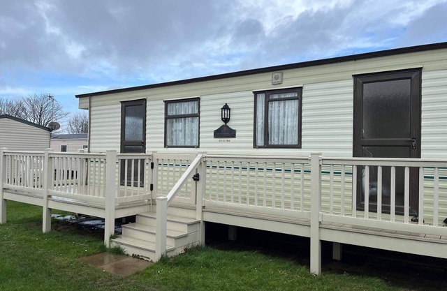 2 Bedroom sleeps 6 caravan Manor Park Hunstanton