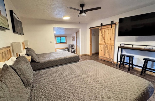 Charming 2 Bedroom Suite With Full Kitchen
