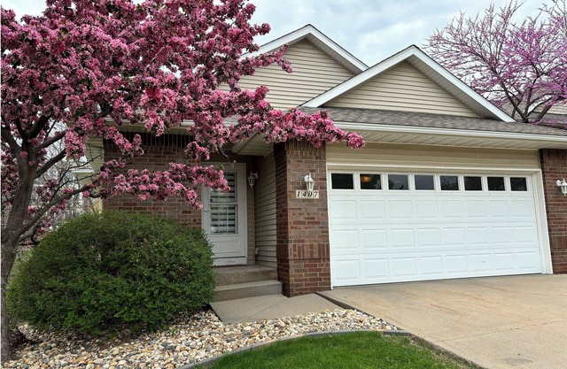 2-bedroom townhome in prime location in Iowa City with AC, WiFi