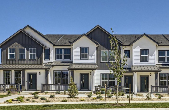2-bedroom townhome w/ mountain views, Arvada near AdventHealth Avista Hospital