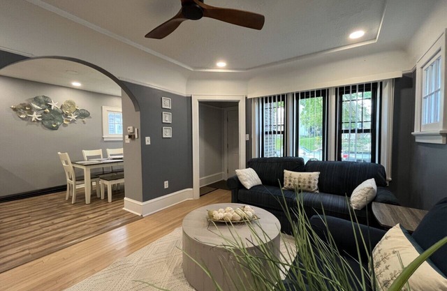 2 Bedroom - Urban Oasis: Stylish Hideaway with Prime Location