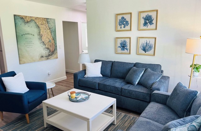 2 Bedroom villa, 5 min to Beach, walk to Shopping, Restaurants and more