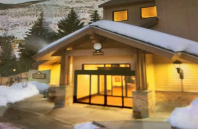2-bedroom villa with AC, WiFi, Fireplace in enchanting Vail. 1.3 to ski lift