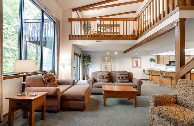 Space & Comfort for Groups! Full Kitchen, Outdoor Terrace and FREE Parking!
