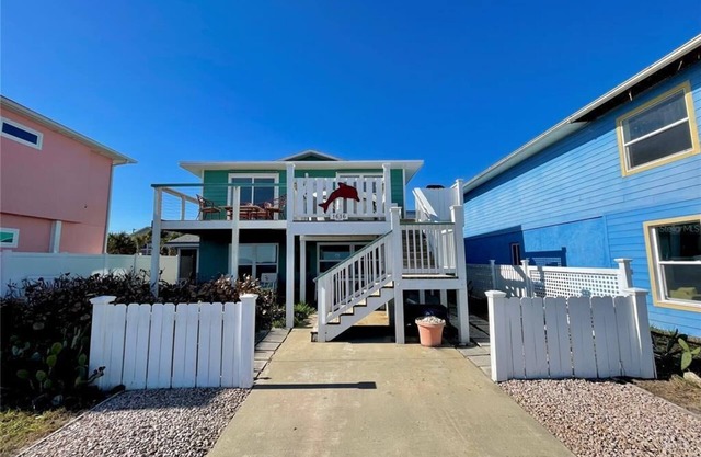 2 Bedroom w/stunning ocean views!