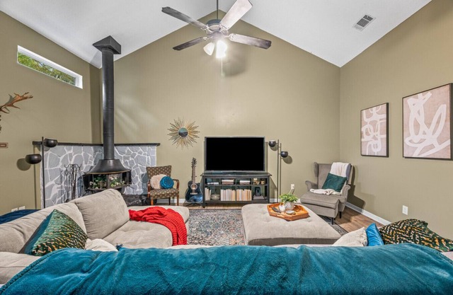 2 bedroom with loft in Shalimar