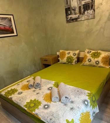2-Bedroom with Private Parking fast WiFi 3-AirCon 3-SmartTVs WorkDesk Youtube Premium and Netflix