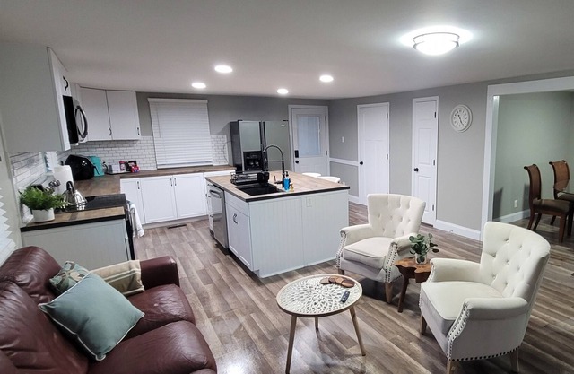 2 bedrooms 1 bath House 3 Miles to hwy 440.