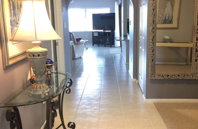2 chambres, 2 bains avec piscine sur canal, à distance de marche de Beach Park