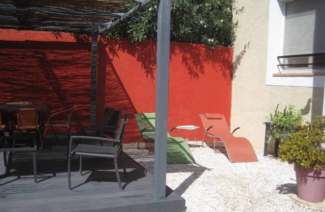Maison de 2 chambres avec salon/cuisine salle à manger et grand patio extérieur