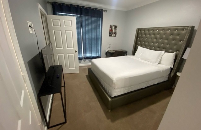2 Bedrooms / king size bed 15 minutes from Disney
