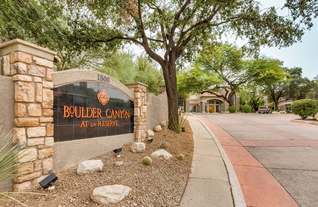 2-bes, 2-bath condo in Oro Valley, fireplace, WiFi, AC, fitness room, pool/spa.