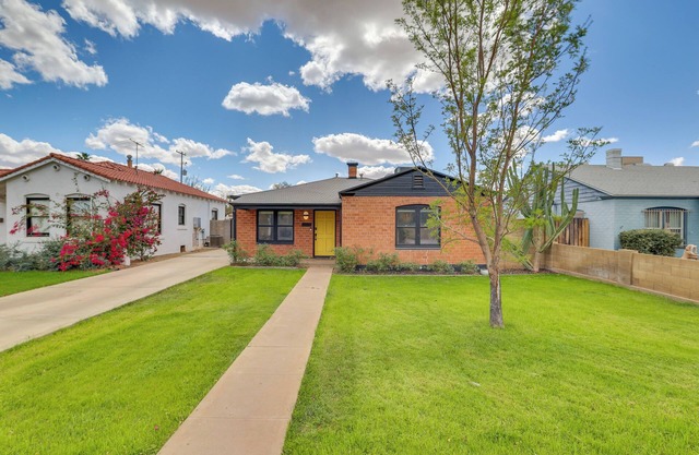 2 Blocks to Historic Grand Ave: Renovated PHX Home