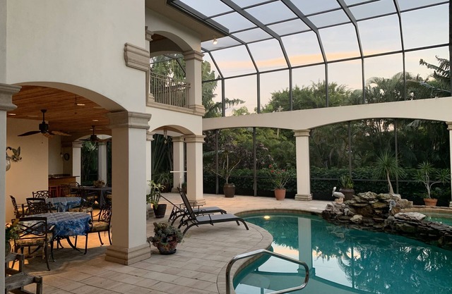 Disponible chaque semaine, 6 chambres, piscine chauffée, 2 pâtés de maisons de la plage!