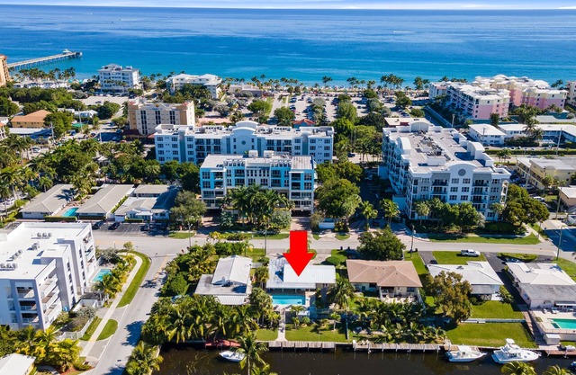 Superbe maison sur l'eau * 2 pâtés de maisons de la plage * Grande piscine * Quai pour bateau * Grill