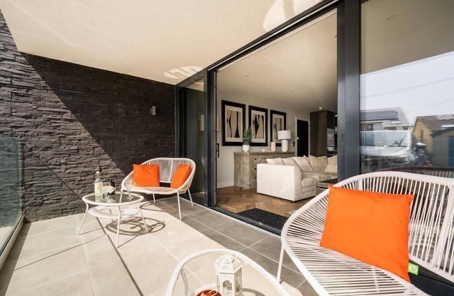 2 Bol-Y-Maer - a two bedroom apartment with use of communal swimming pool
