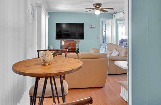 2 BR, 2 B Home.w/ Golf Cart Located in The Villages.1 Mile from Spanish Springs