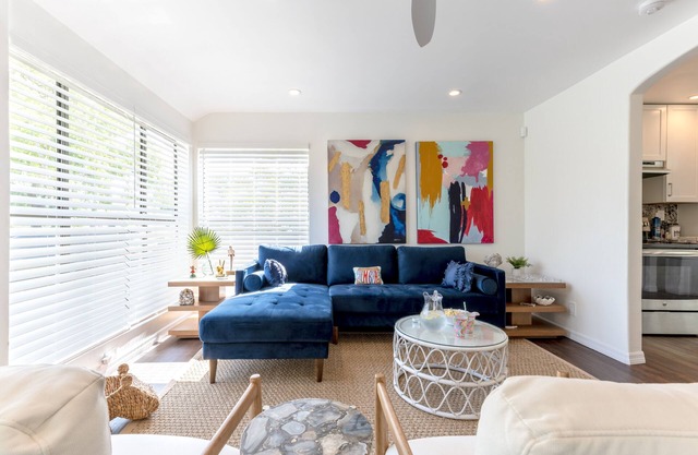 2 br cottage w/ martini pool and large outdoor space. Free parking