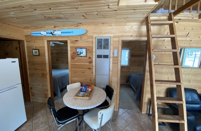 Cabine avec plage privée sur le lac de cristal. Promenez-vous dans les magasins et les restaurants Beulah!