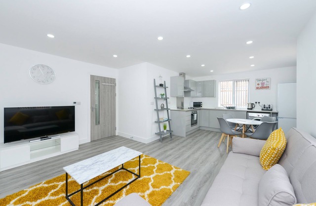 2-BR Flat w/ Free Parking Near Nottingham