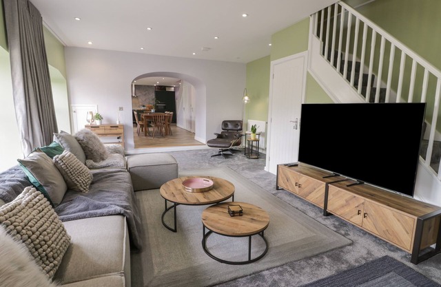 2 BRYN GOF, family friendly, with a garden in Llanfairpwllgwyngyll