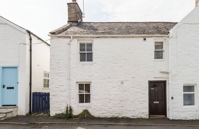 2 BURNSIDE PLACE, pet friendly in Kirkcudbright