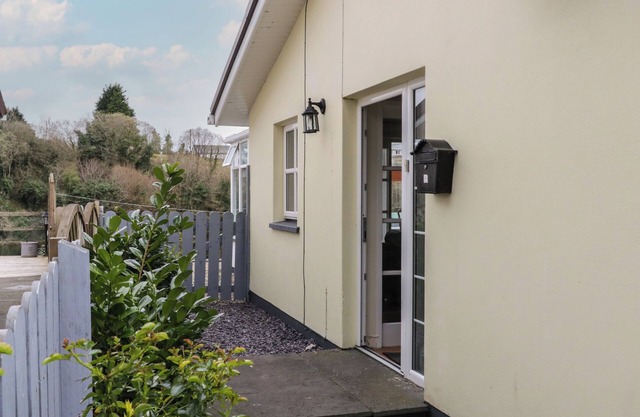 2 CARLTON COTTAGE, family friendly, with open fire in Enniskillen