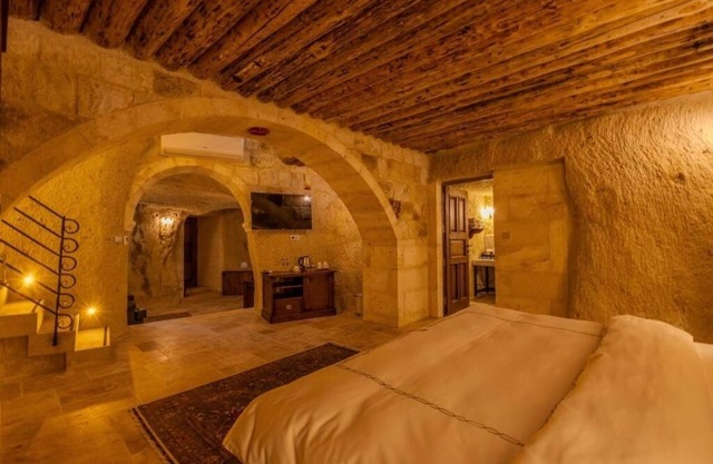 2 Cave Suites Ideal for Family Getaway w/Stunning Garden & Pool Access