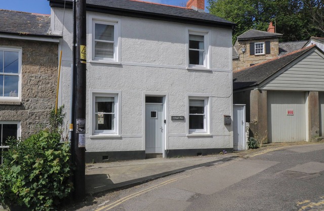 2 CHAPEL PLACE, pet friendly, character holiday cottage in Mousehole