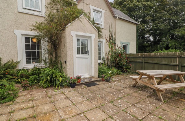2 CHERITON COTTAGES, pet friendly, with open fire in Pembroke